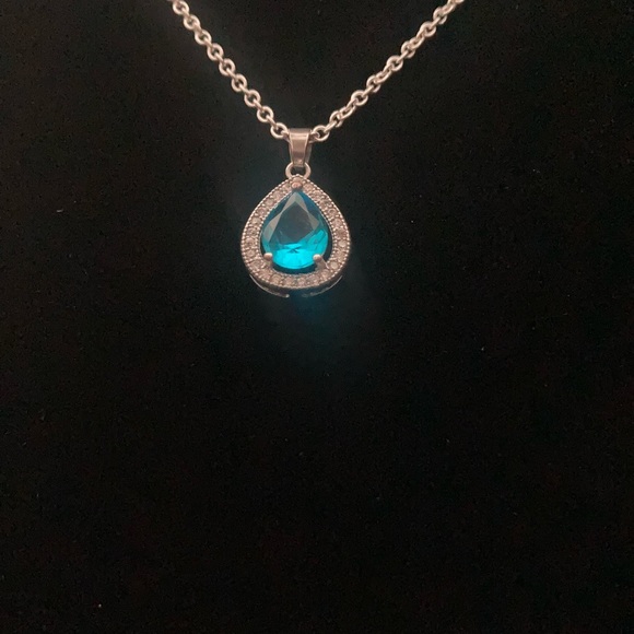 Cute blue diamond necklace - Picture 2 of 3